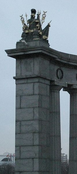 Неоклассицистический трофей, увенчивающий пилон Бородинского моста в Москве