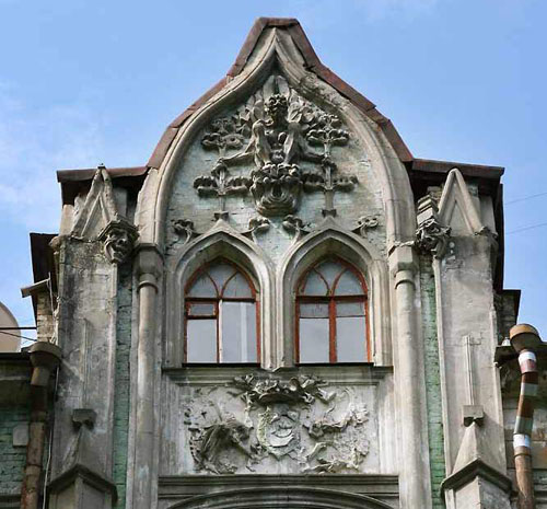 Щипец главного фасада Дома с кошками архитектора Бессметрного, Киев.